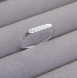 Anel Reto com zirconia cravejada Prata 925