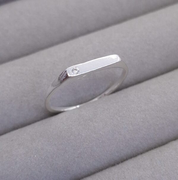 Anel Reto com zirconia cravejada Prata 925