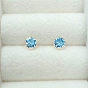 Brinco Zirconia azul céu embutida 4mm Prata 925