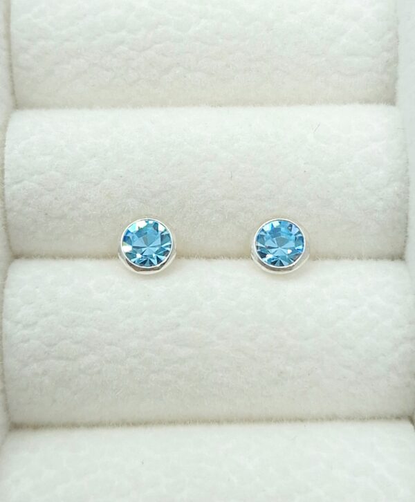 Brinco Zirconia azul céu embutida 4mm Prata 925