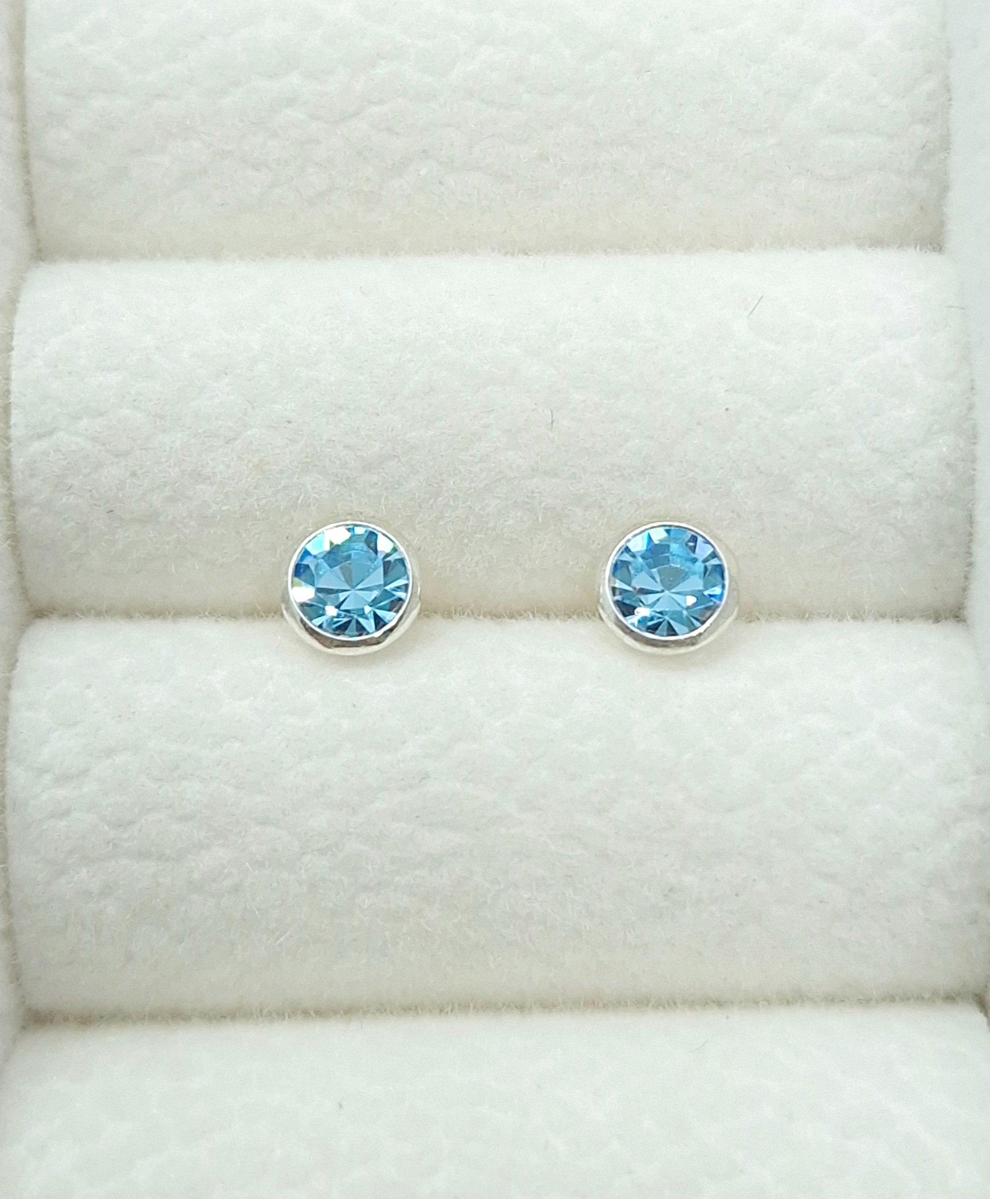 Brinco Zirconia azul céu embutida 4mm Prata 925