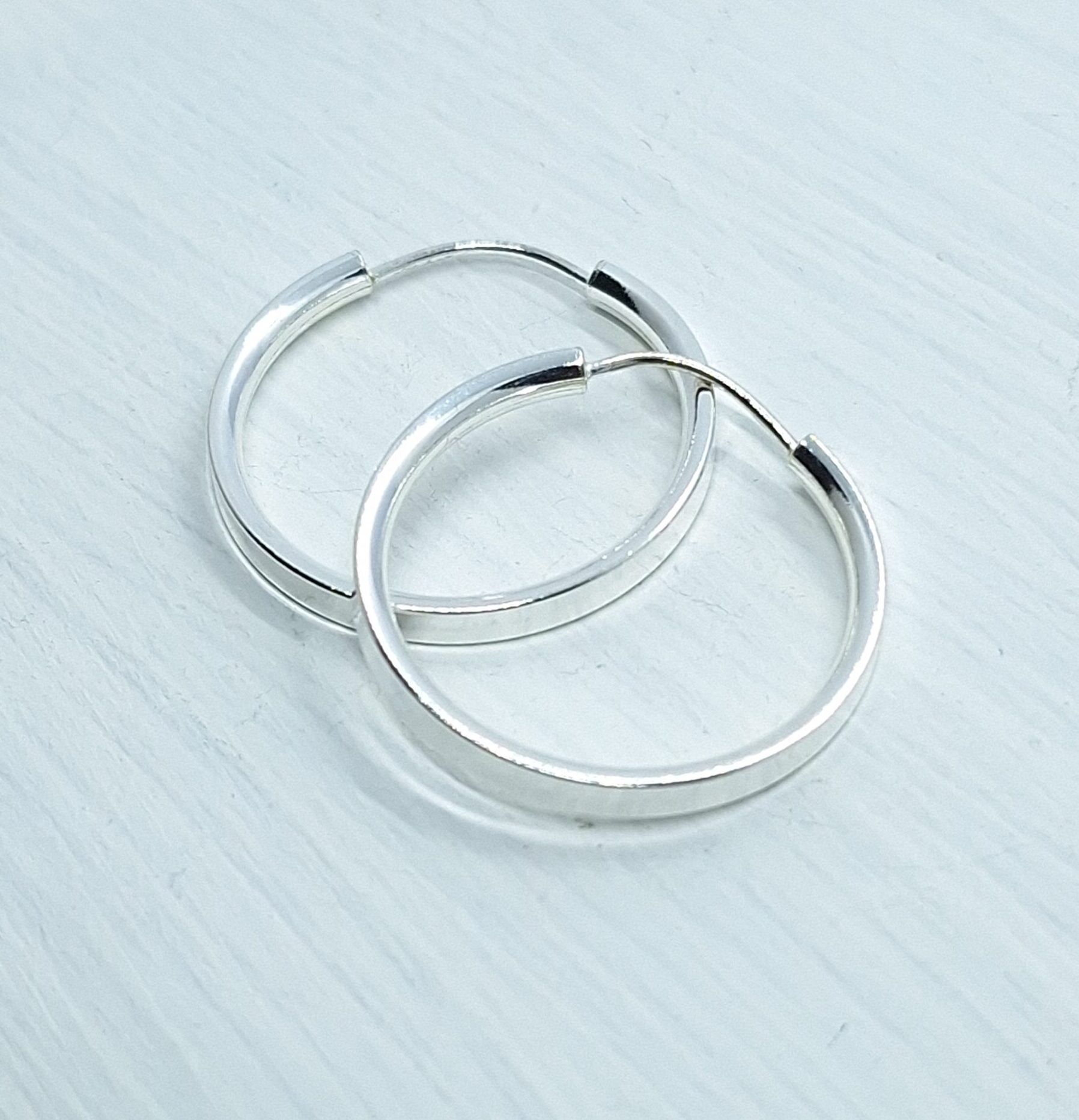 Brinco argola gota 21mm fio meia cana Prata 925