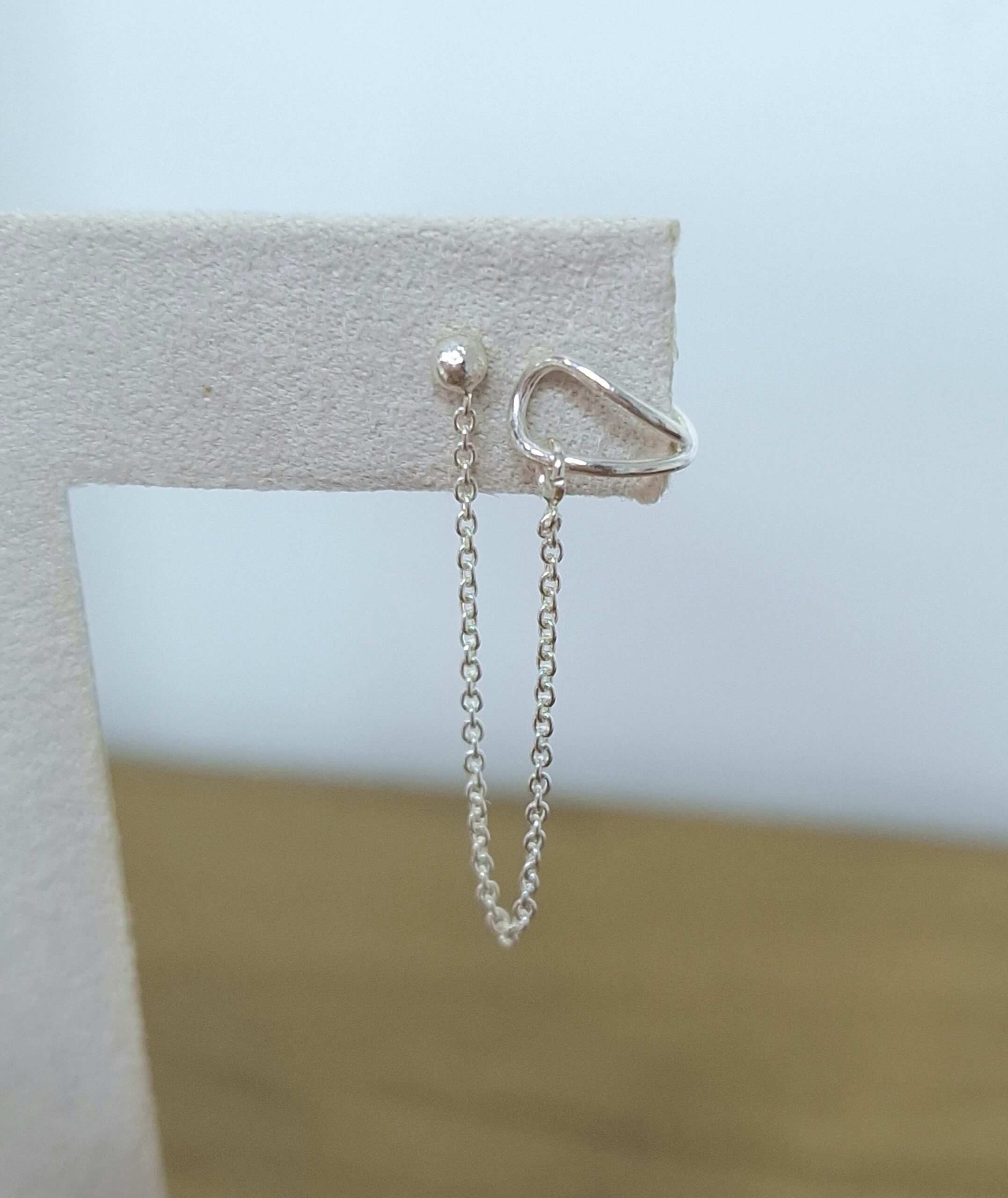 Brinco bolinha com corrente piercing Fake liso Prata 925
