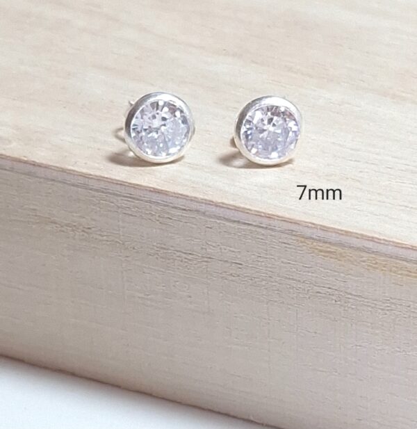 Brinco Zirconia 7mm Embutida Prata 925