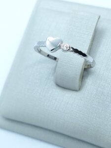 Anel mini coração liso com ponto de luz aro trabalhado Prata 925