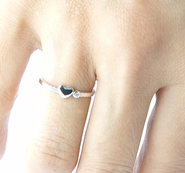 Anel mini coração liso com ponto de luz aro trabalhado Prata 925
