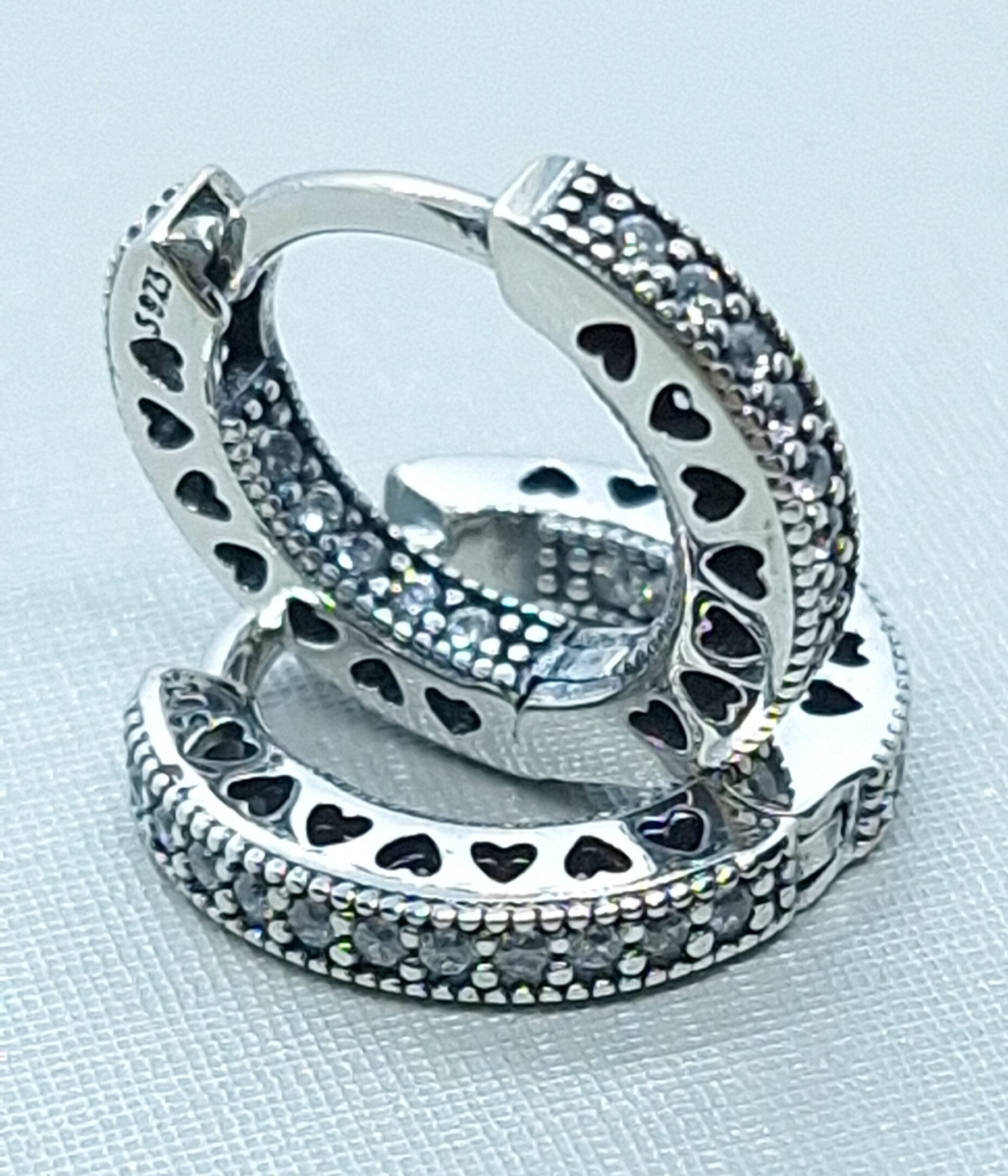 Brincos Argola Clic Corações Cravejada Marcassita Prata 925 Envelhecida - Importado
