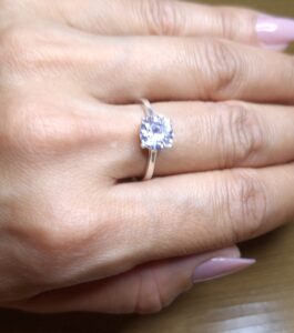 Anel Solitario ponto de luz zirconia redonda 7mm 4 garras Prata 925