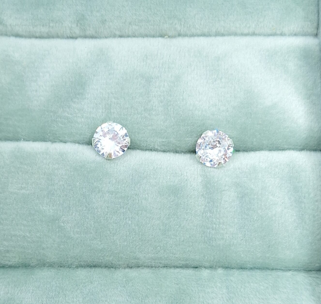 Brinco Zirconia Redonda Cravada 6mm Prata 925