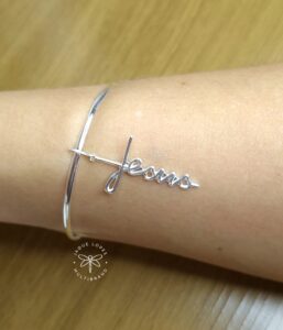 Pingente Cruz Jesus escrito 30mmx18mm Prata 925