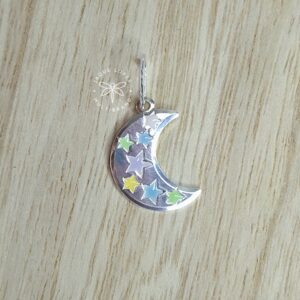 Pingente Lua 15mm com estrelas em resina coloridas Prata 925