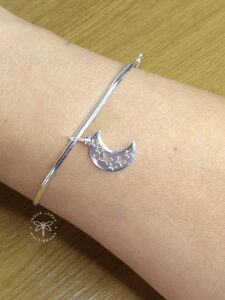 Pingente Lua 15mm com estrelas vazadas Prata 925