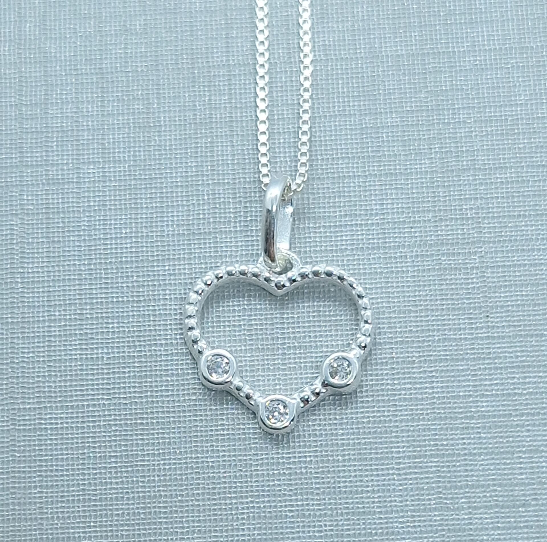 Pingente Coração trabalhado 1,2mmx1,2mm três pontos de luz cravejado 1mm Prata 925