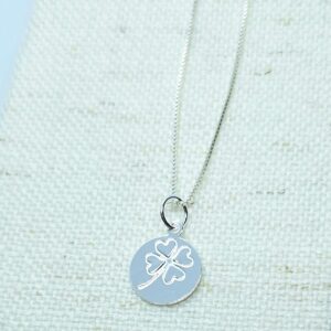 Pingente Plaquinha Redonda Trevo gravado 1,2cm Prata 925