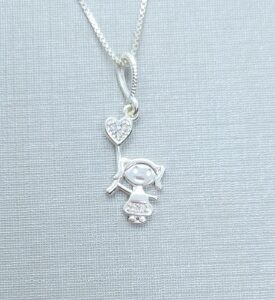 Pingente Menina com balão cravejada zircônia 15mm Prata 925