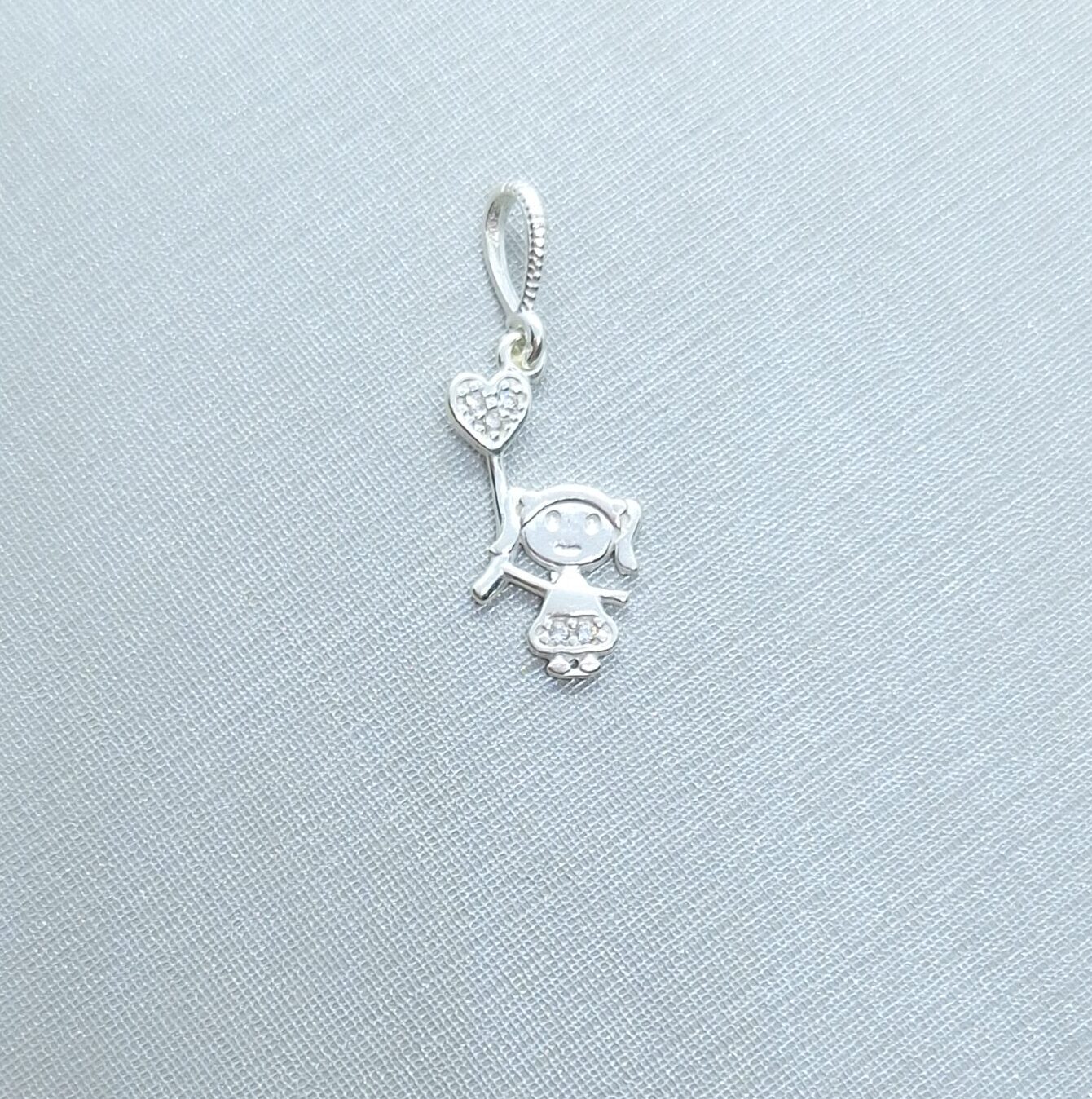 Pingente Menina com balão cravejada zircônia 15mm Prata 925