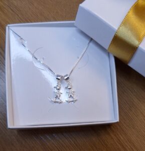 Pingente Menino com skate cravejado zircônia 15mm Prata 925