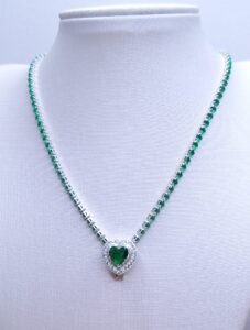 Pingente Charm Coração Zirconia Verde Esmeralda cravejado com Microzirconias 14mmx14mm Prata 925