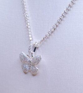 Pingente Riviera Borboleta cravejado com Microzirconias fecho click 30mmx20mm Prata 925