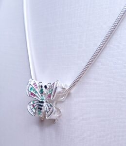 Pingente Borboleta cravejado com Microzirconias coloridas fecho click duplo 18mmx15mm Prata 925