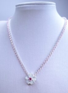 Pingente Charm Flor Zirconia Fucsia rosa bebê cravejado com Microzirconias 15mmx15mm Prata 925