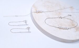 Colar Gravata 3 pérolas naturais e pingente palito Prata 925