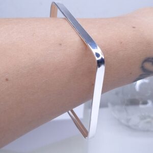 Pulseira Quadrada Fio 4.7mm Diametro 64mm