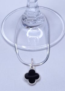 Pingente Trevo Pedra Natural Onix cravejado Zirconia 24mmx14mm Prata 925