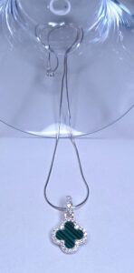 Pingente Trevo Pedra Natural Malaquita cravejado Zirconia 24mmx14mm Prata 925