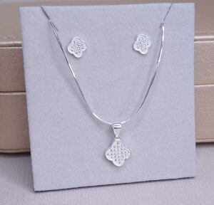 Conjunto Trevo pingente 10,7mm e brincos 7,6mm cravejado Prata 925