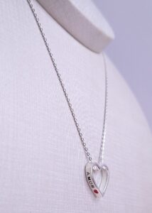 Colar Pingente Coração vazado AMOR Prata 925