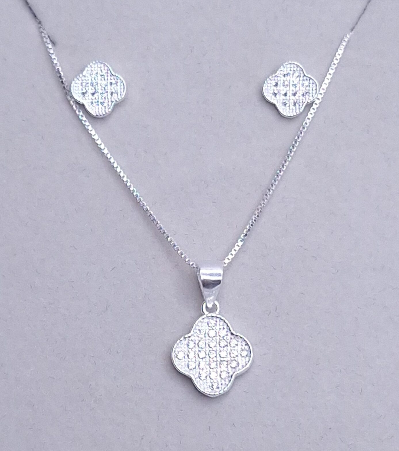 Conjunto Trevo pingente 10,7mm e brincos 7,6mm cravejado Prata 925