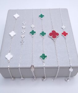 *Foto ilustrativa. Na foto sugestão de composição, os itens são vendidos separadamente, valor somente da pulseira dois trevos. Foto real do produto. Verifique disponibilidade e valores.