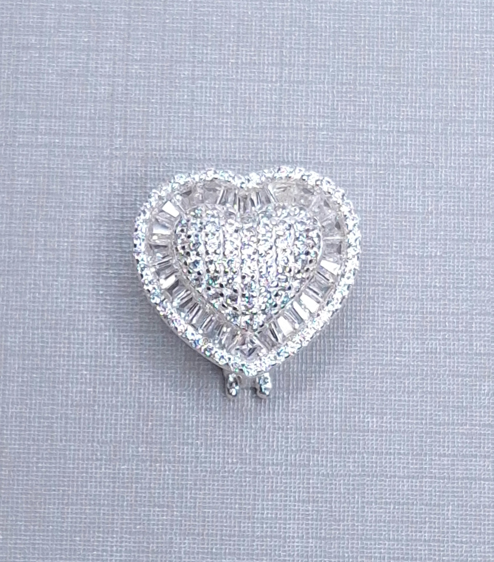 Pingente Charm Coração Zirconia Baguete Cristal cravejado com Microzirconias 15mmx16mm Prata 925