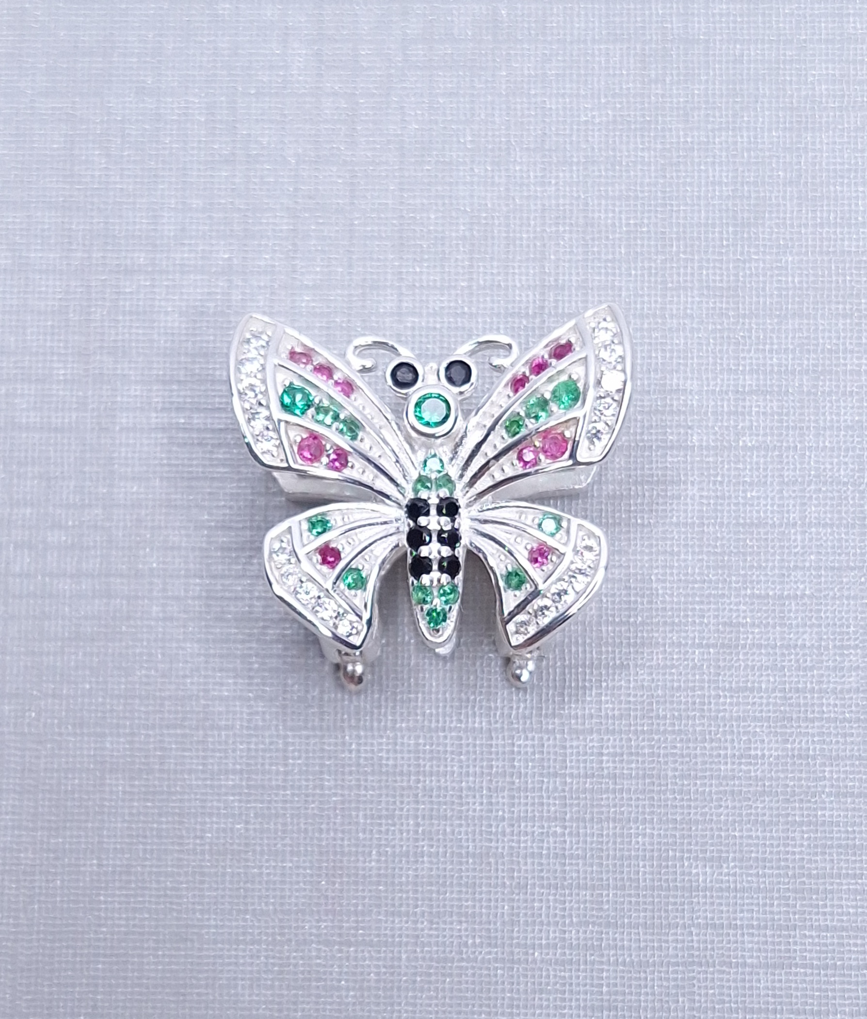 Pingente Borboleta cravejado com Microzirconias coloridas fecho click duplo 18mmx15mm Prata 925