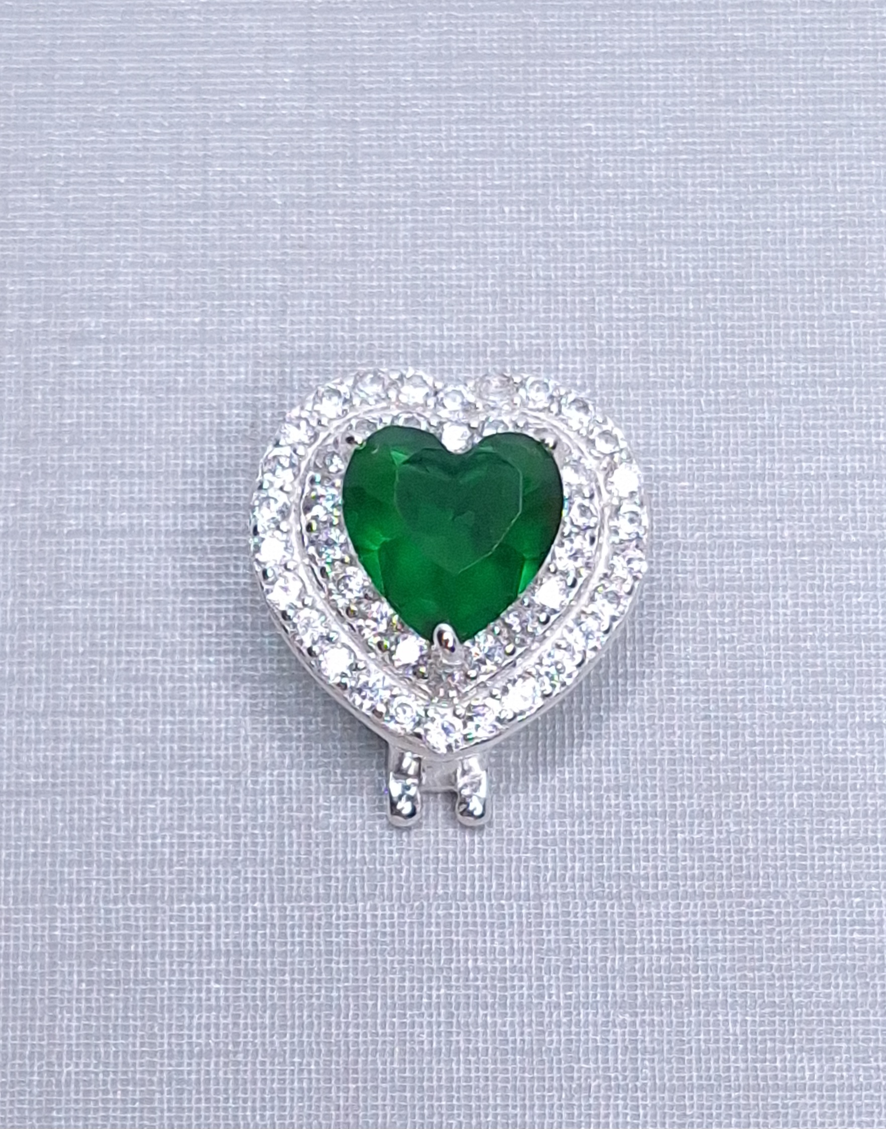 Pingente Charm Coração Zirconia Verde Esmeralda cravejado com Microzirconias 14mmx14mm Prata 925