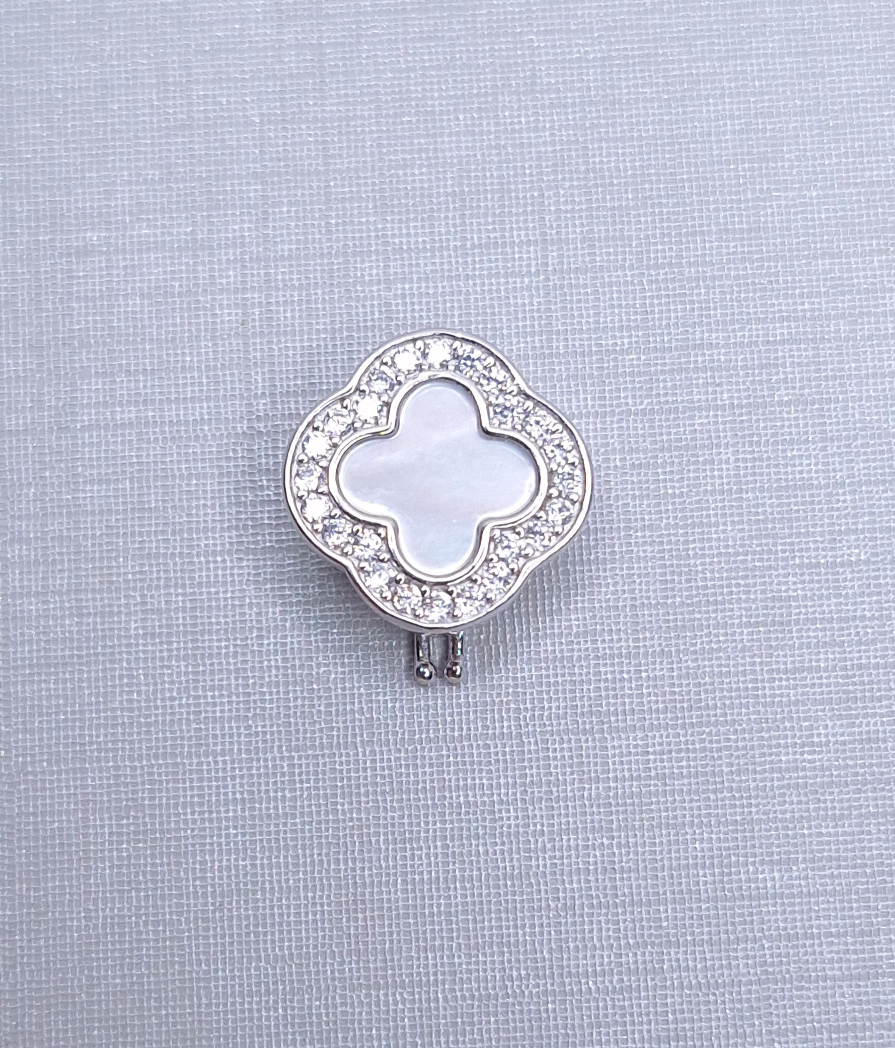 Pingente Charm Trevo Madrepérola cravejado Zirconia 12mx12mm Prata 925