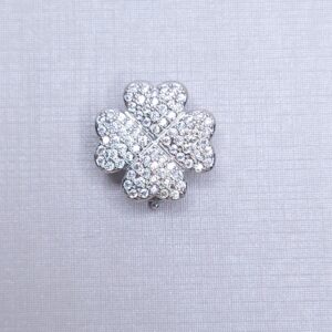 Pingente Charm Trevo cravejado fecho click duplo 16mmx16mm Banhado à Ródio