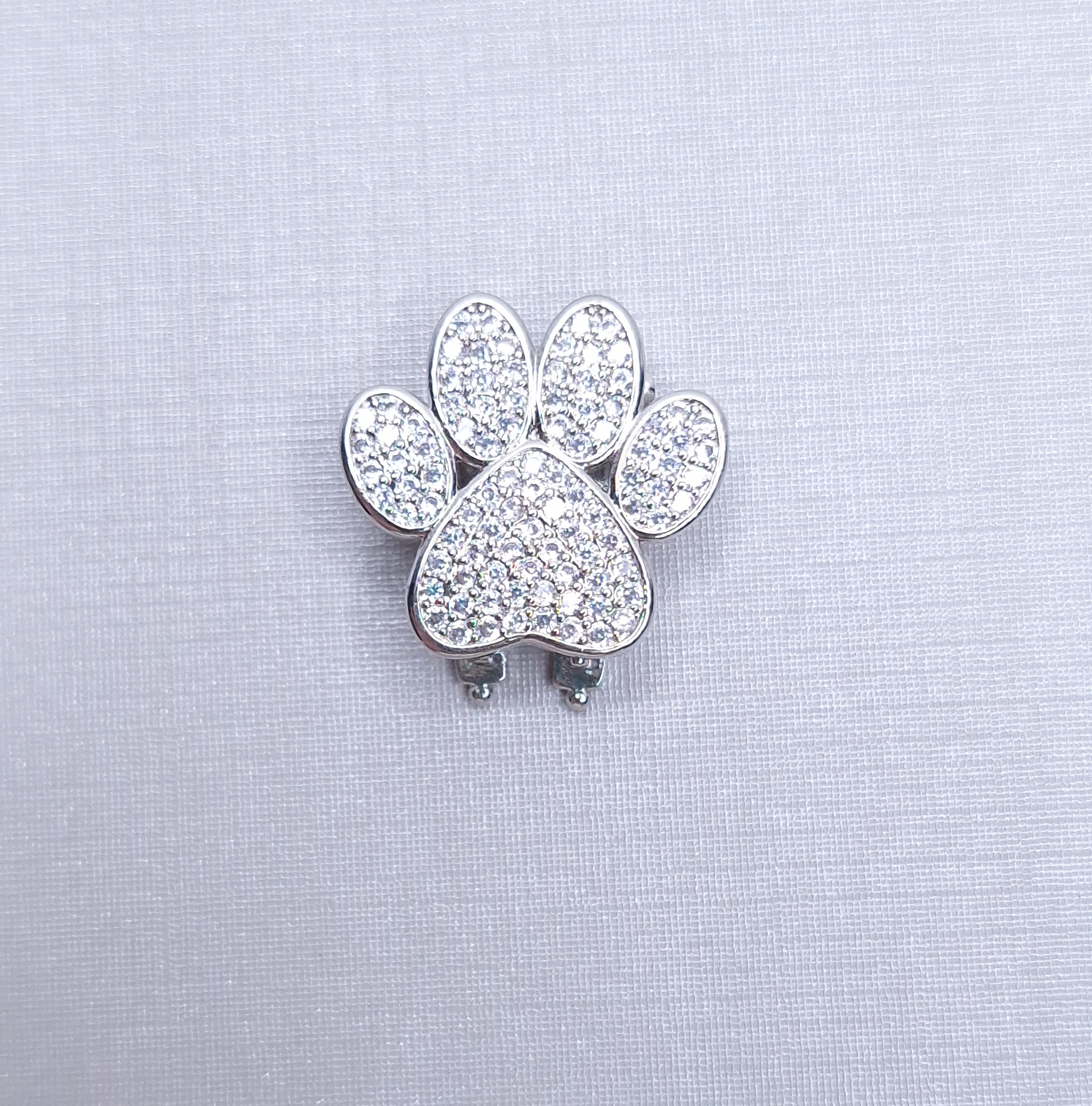 Pingente Charm Patinha cravejado fecho click duplo 18mmx17mm Banhado à Ródio