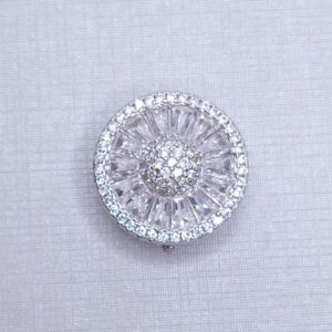 Esta Semijóia é produzida com alta qualidade e hipoalergênica, possui banho de ródio e acompanha Certificado de Garantia.