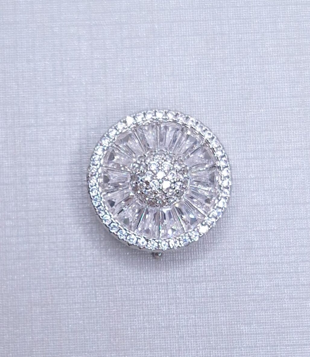 Esta Semijóia é produzida com alta qualidade e hipoalergênica, possui banho de ródio e acompanha Certificado de Garantia.