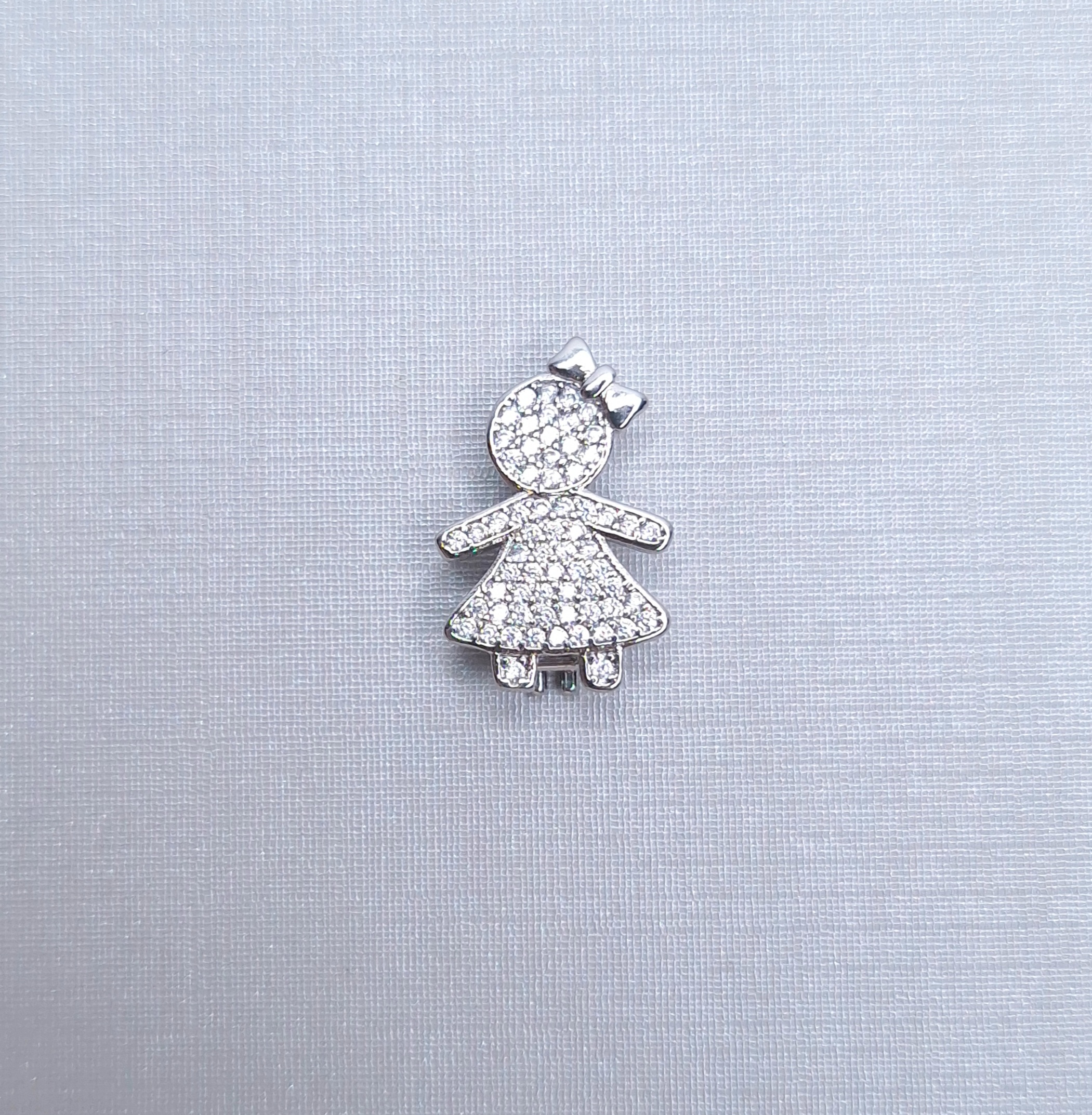 Pingente Charm Menina cravejado fecho click duplo 17mmx11mm Banhado à Ródio