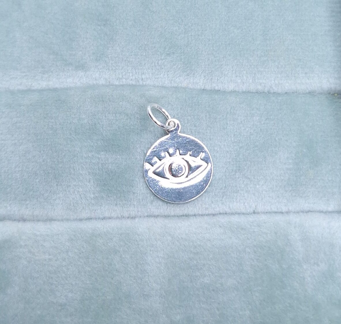 Pingente Plaquinha Redonda Olho gravado 1,2cm Prata 925