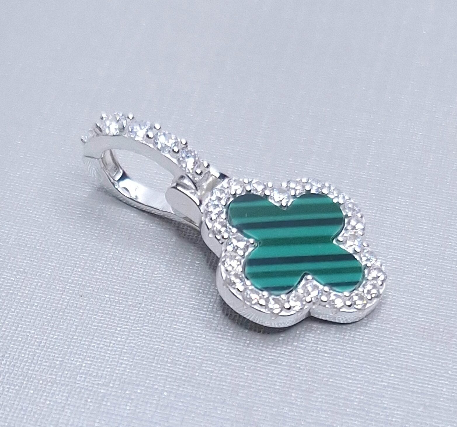 Pingente Click Trevo Pedra Natural Malaquita cravejado Zirconia 24mmx14mm Prata 925