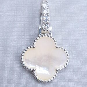 Pingente Trevo Pedra Natural Madre pérola cravejado Zirconia 24mmx14mm Prata 925