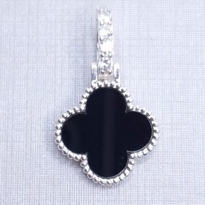 Pingente Trevo Pedra Natural Onix cravejado Zirconia 24mmx14mm Prata 925