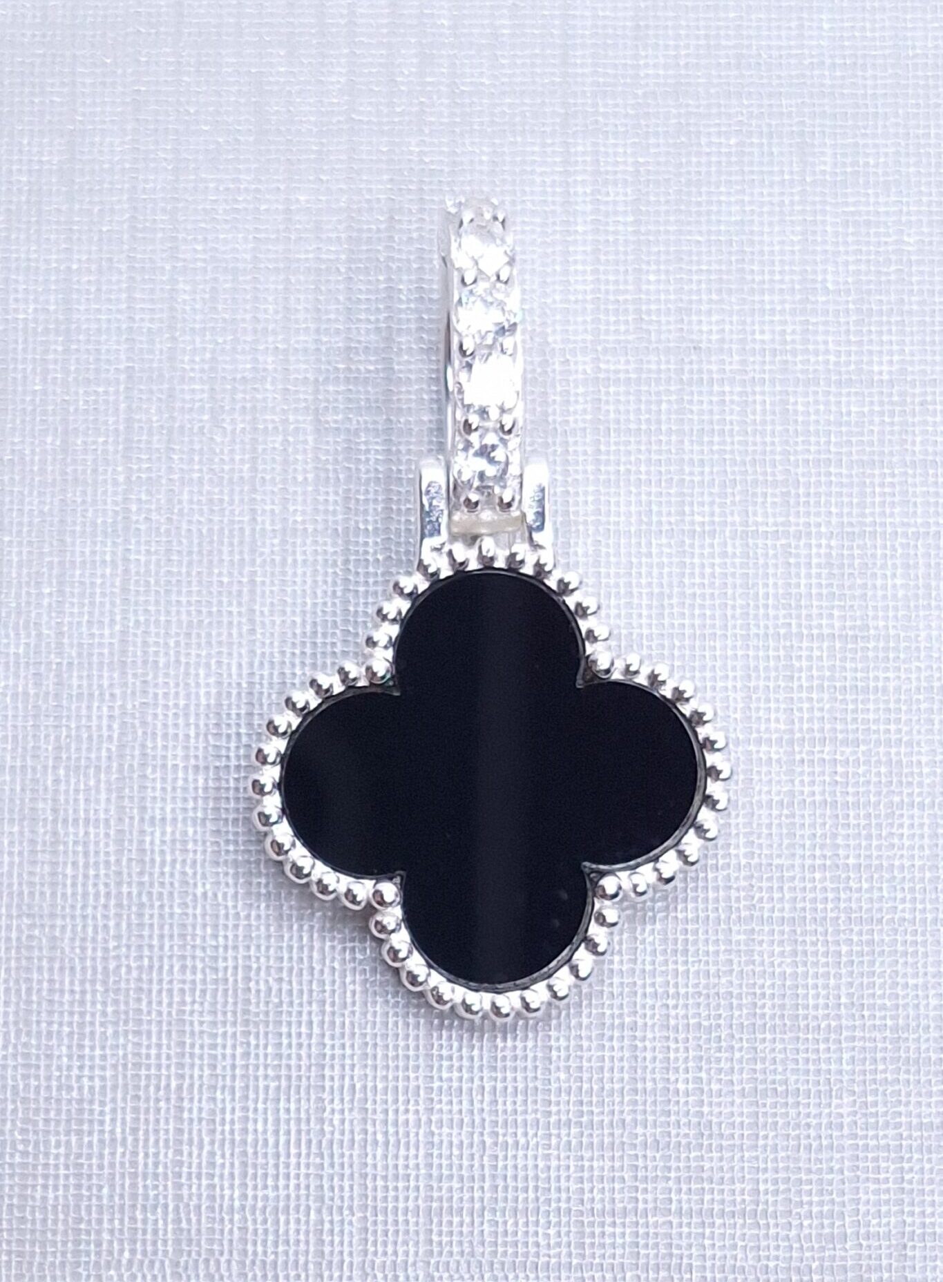 Pingente Trevo Pedra Natural Onix cravejado Zirconia 24mmx14mm Prata 925