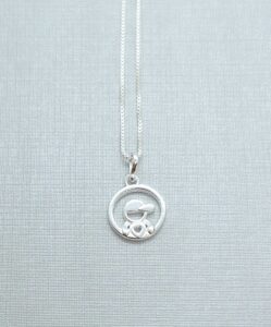 Pingente medalha lisa menino com boné 10mm Prata 925