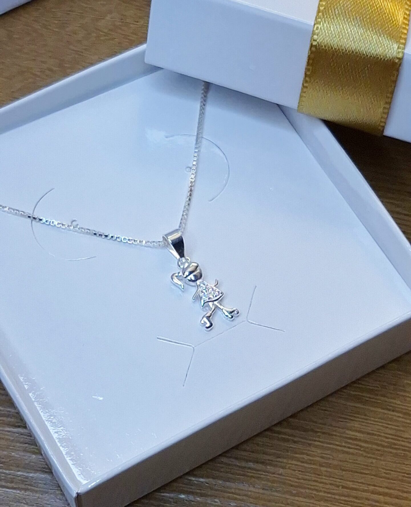 Pingente Menina com patins cravejado zircônia 15mm Prata 925