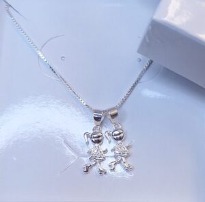 Pingente Menina com patins cravejado zircônia 15mm Prata 925